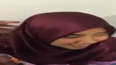 Bokep Jilbab Asisten Kantor Dipaksa Hubungan Intim poster