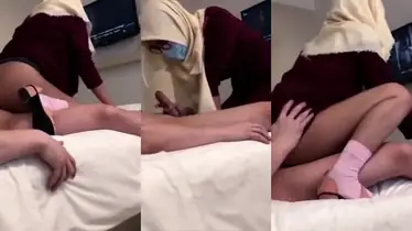 Pijat Ukhti Jilbab Berakhir Bersetubuh Liar di Kasur poster